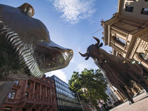 Die Skulpturen des Bären und des Bullen stehen vor der Frankfurter Börse