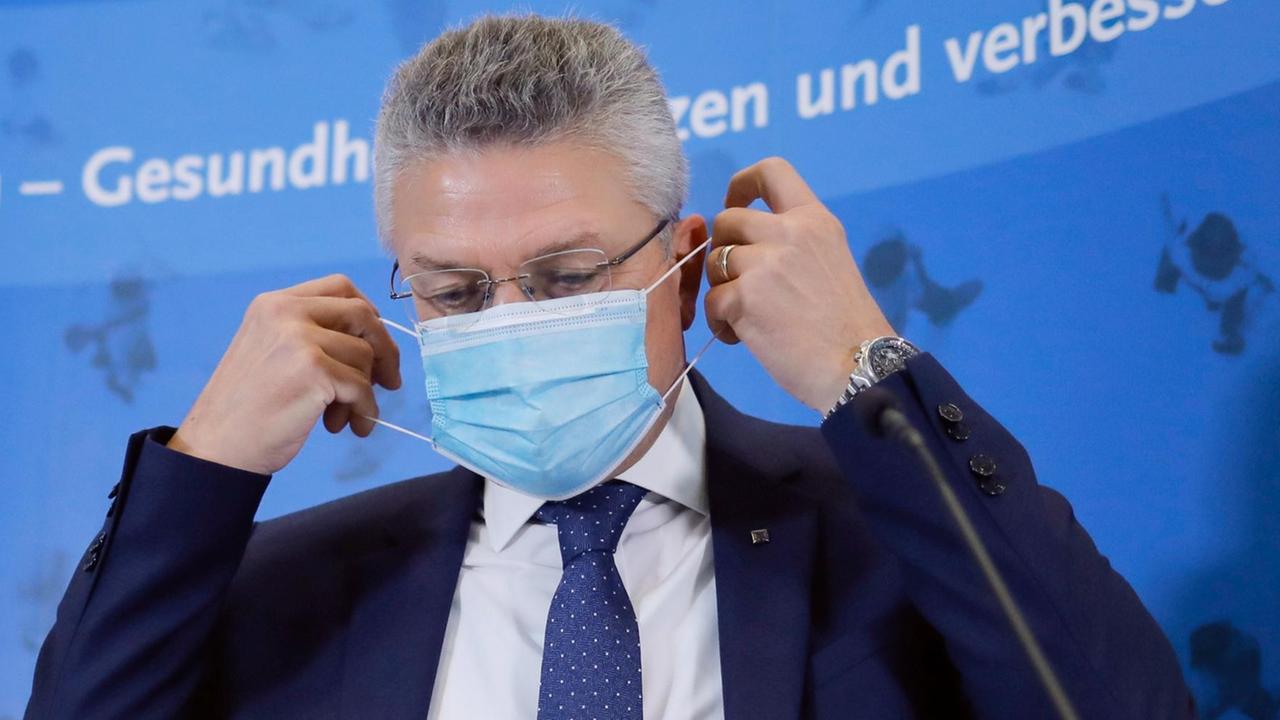 Lothar Wieler, Leiter des deutschen Robert-Koch-Instituts (RKI), nimmt den Mund-Nasenschutz zur Pressekonferenz ab Lothar Wieler, Leiter des deutschen Robert-Koch-Instituts (RKI), nimmt den Mund-Nasenschutz zur Pressekonferenz ab