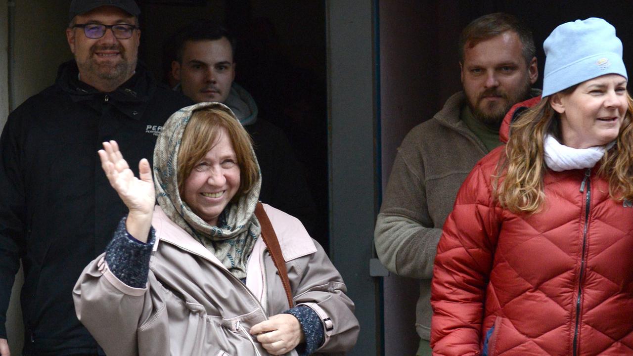 Die Autorin und Literaturnobelpreisträgerin Swetlana Alexijewitsch vor einer Pressekonferenz in Minsk. Die Autorin und Literaturnobelpreisträgerin Swetlana Alexijewitsch vor einer Pressekonferenz in Minsk.