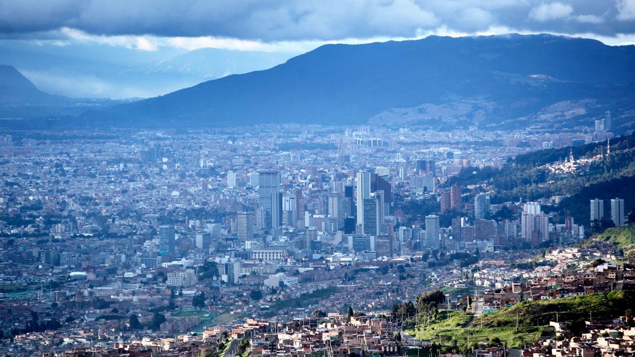 Luftansicht von Bogota, die Hauptstadt von Kolumbien vom Berg. Bogotá ist die Hauptstadt Kolumbiens und Verwaltungszentrum des Departamentos Cundinamarca. Mit ihren 6,8 Millionen Einwohnern im eigentlichen Stadtgebiet und 7,9 Millionen in der Agglomeration (Volkszaehlung 2005) ist Bogotá der groesste staedtische Ballungsraum Kolumbiens und ausserdem eine der am schnellsten wachsenden Metropolen Suedamerikas; Luftansicht von Bogota, die Hauptstadt von Kolumbien vom Berg. Bogotá ist die Hauptstadt Kolumbiens und Verwaltungszentrum des Departamentos Cundinamarca. Mit ihren 6,8 Millionen Einwohnern im eigentlichen Stadtgebiet und 7,9 Millionen in der Agglomeration (Volkszaehlung 2005) ist Bogotá der groesste staedtische Ballungsraum Kolumbiens und ausserdem eine der am schnellsten wachsenden Metropolen Suedamerikas;