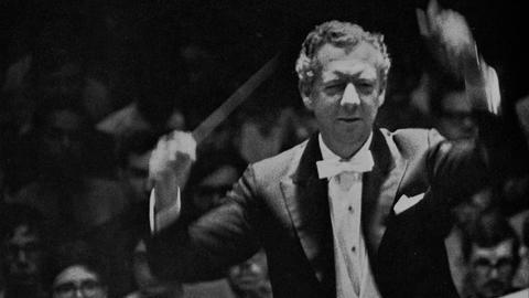 Der britische Komponist Benjamin Britten (1913 – 1976) bei einer Aufführung der Johannes-Passion von Bach in der Royal Albert Hall in London im Jahr 1967.