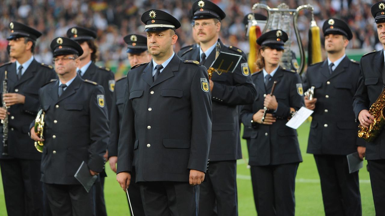 Das Polizeiorchester spielt die Nationalhymnen vor dem Fußball-Länderspiel Deutschland gegen Brasilien in Stuttgart im August 2011. Das Polizeiorchester spielt die Nationalhymnen vor dem Fußball-Länderspiel Deutschland gegen Brasilien in Stuttgart im August 2011.