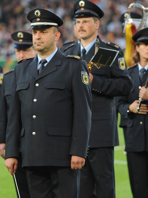 Das Polizeiorchester spielt die Nationalhymnen vor dem Fußball-Länderspiel Deutschland gegen Brasilien in Stuttgart im August 2011.