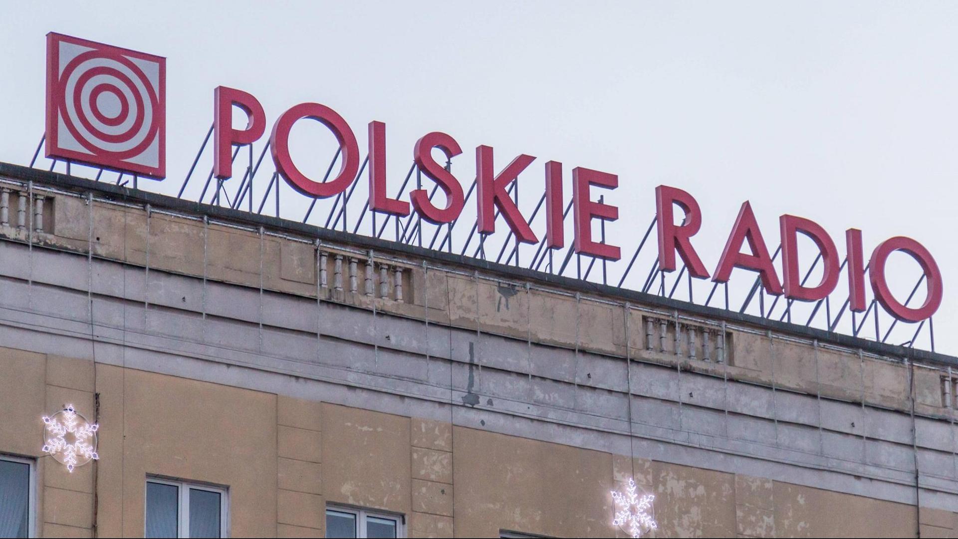 Logo von "Polskie Radio" auf dem Hauptquartier in Warschau. Logo von "Polskie Radio" auf dem Hauptquartier in Warschau.