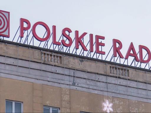 Logo von "Polskie Radio" auf dem Hauptquartier in Warschau.