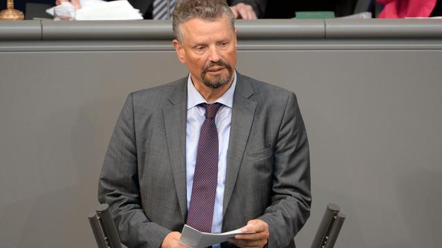 Der Bundestagsabgeordnete Gernot Erler (SPD) spricht am 24.04.2015 im Deutschen Bundestag in Berlin anlässlich der Debatte zu den Massakern an Armeniern 1915/16. Foto: Britta Pedersen/dpa (zu dpa "Erler: Deutschland will Türkei und Armenien bei Versöhnung helfen" vom 24.04.2015) | Verwendung weltweit Der Bundestagsabgeordnete Gernot Erler (SPD) spricht am 24.04.2015 im Deutschen Bundestag in Berlin anlässlich der Debatte zu den Massakern an Armeniern 1915/16. Foto: Britta Pedersen/dpa (zu dpa "Erler: Deutschland will Türkei und Armenien bei Versöhnung helfen" vom 24.04.2015) | Verwendung weltweit