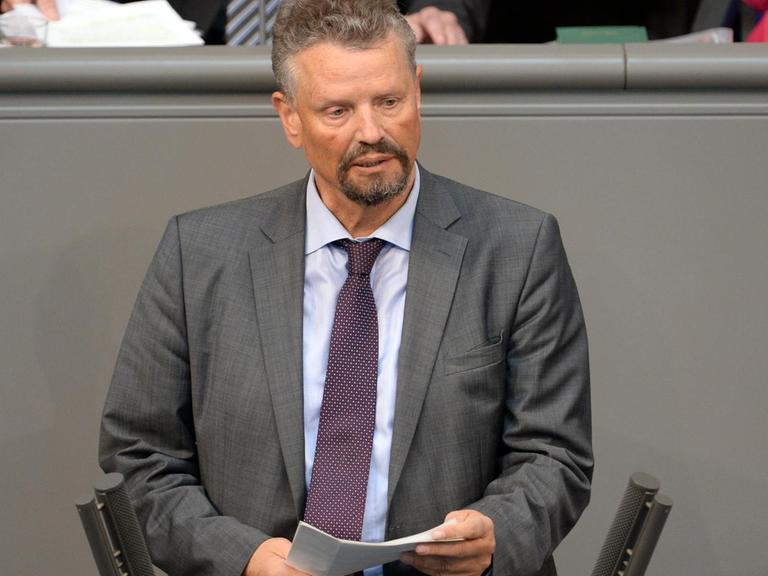 Der Bundestagsabgeordnete Gernot Erler (SPD) spricht am 24.04.2015 im Deutschen Bundestag in Berlin anlässlich der Debatte zu den Massakern an Armeniern 1915/16. Foto: Britta Pedersen/dpa (zu dpa "Erler: Deutschland will Türkei und Armenien bei Versöhnung helfen" vom 24.04.2015) | Verwendung weltweit