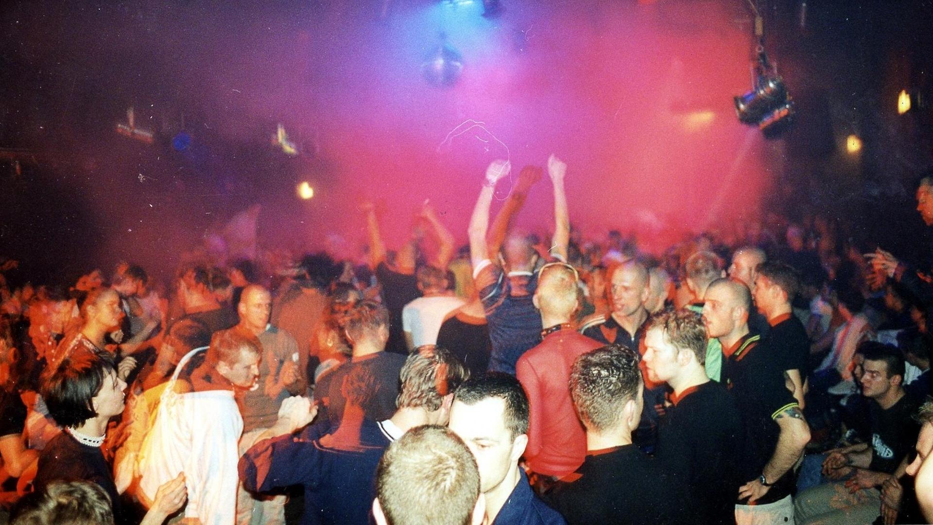 Berlin-Kreuzberg 1999: Im Club SO36 feiern und tanzen Menschen. Berlin-Kreuzberg 1999: Im Club SO36 feiern und tanzen Menschen.