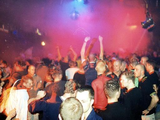 Berlin-Kreuzberg 1999: Im Club SO36 feiern und tanzen Menschen.