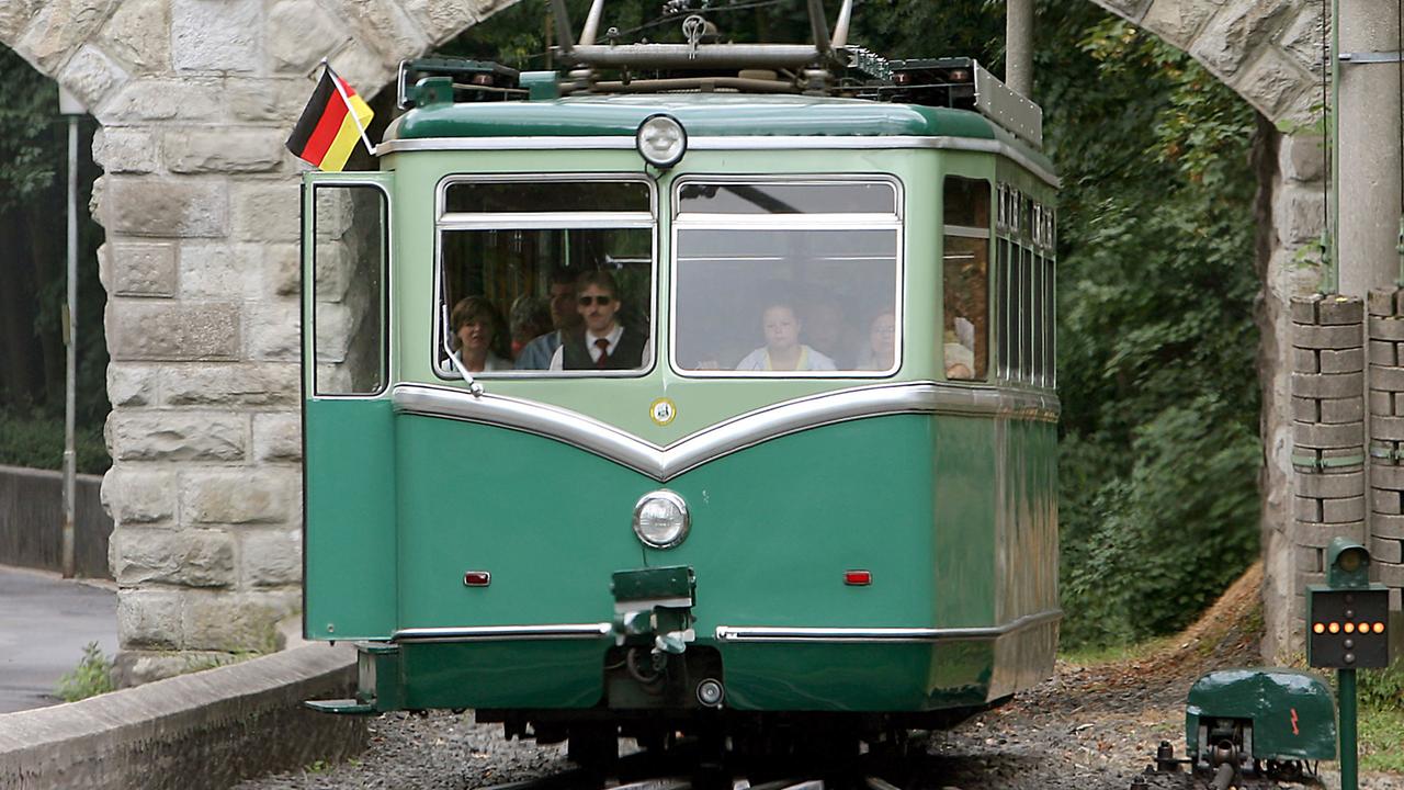 Fahrt mit der Zahnradbahn zur Burg Drachenfels bei Königwinter