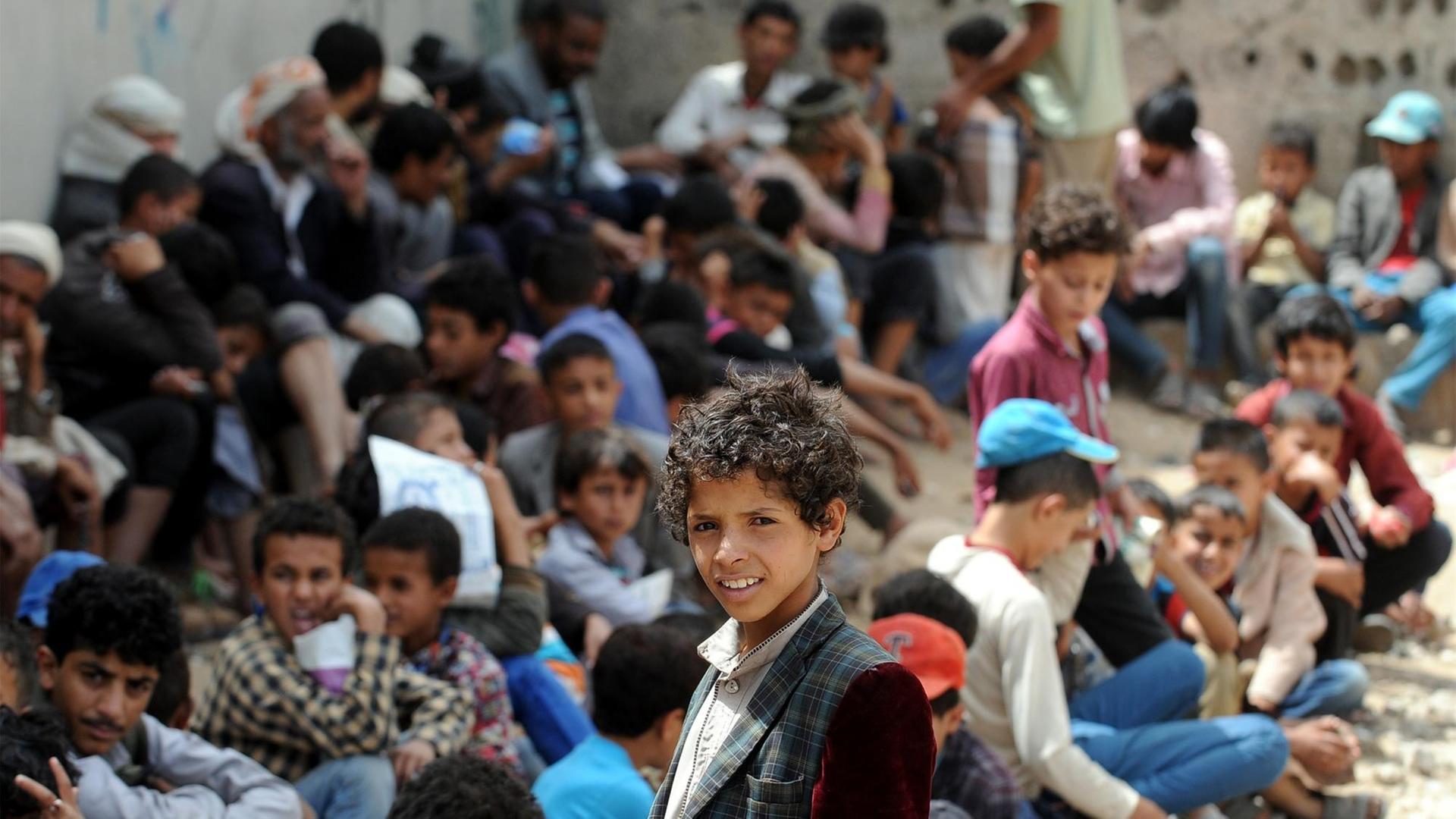 Menschen warten darauf, von einer internationalen Hilfsorganisation Essen zu erhalten. Die aktuelle Nahrungskrise könnte sich im schlimmsten Fall zu einer Hungersnot ausweiten. Menschen warten darauf, von einer internationalen Hilfsorganisation Essen zu erhalten. Die aktuelle Nahrungskrise könnte sich im schlimmsten Fall zu einer Hungersnot ausweiten.