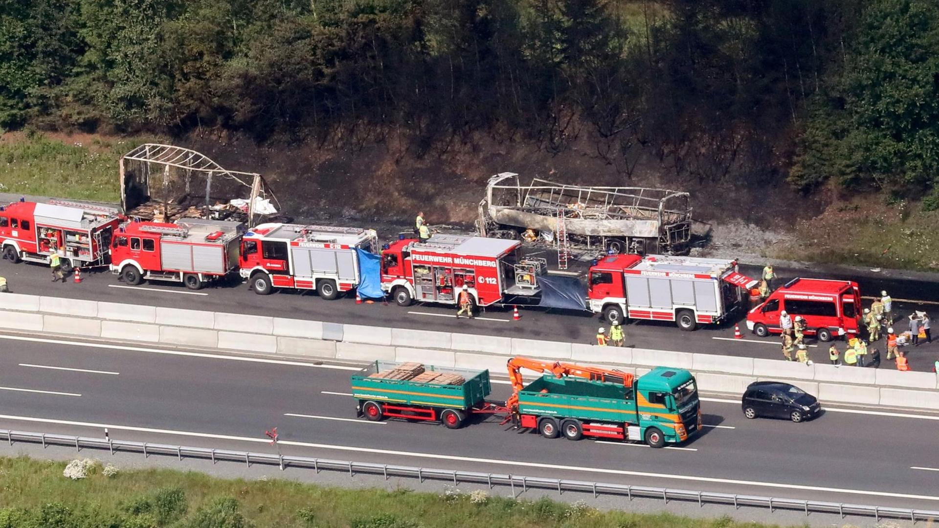 Das Luftbild zeigt die Unfallstelle auf der Autobahn A9 bei Münchberg. Das Luftbild zeigt die Unfallstelle auf der Autobahn A9 bei Münchberg.