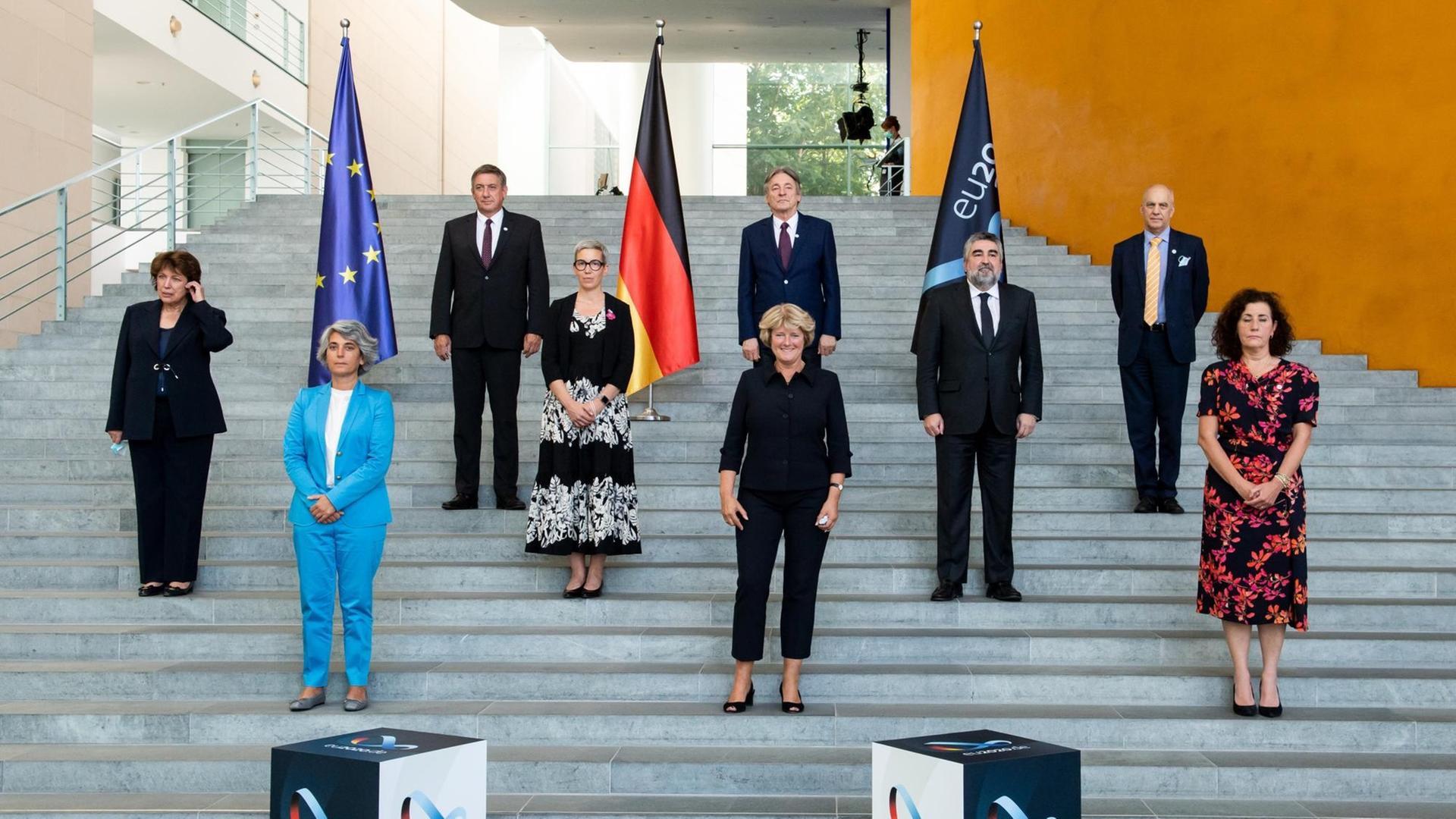 Monika Grütters, Staatsministerin für Kultur und Medien, steht zusammen mit den EU-Kulturministerinnen und Kulturministern im Bundeskanzleramt in Berlin für ein Gruppenbild zusammen. Monika Grütters, Staatsministerin für Kultur und Medien, steht zusammen mit den EU-Kulturministerinnen und Kulturministern im Bundeskanzleramt in Berlin für ein Gruppenbild zusammen.