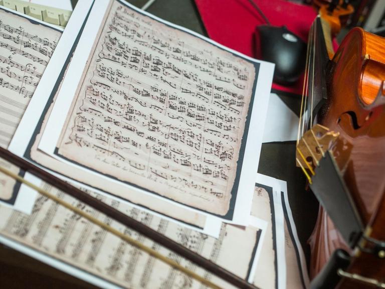 Kopierte Notenblätter für ein Violinenstück von Johann Heinrich Rolle aus der Zeit um 1770 ist am 04.09.2014 in Schwerin (Mecklenburg-Vorpommern) im kleinen Übungsraum von Musiker Stefan Fischer zu sehen.