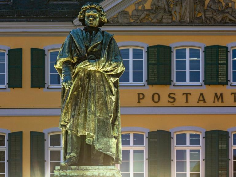 Denkmal Ludwig van Beethovens vor dem Bonner Postamt
