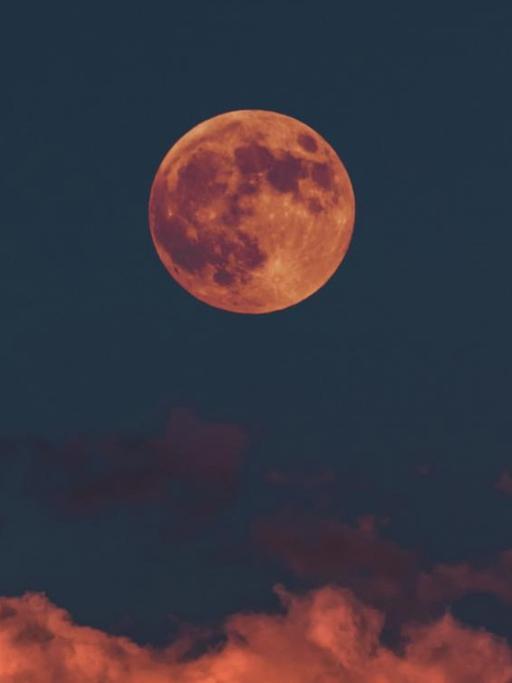 Vollmond bei Dämmerung - "LUNA LUNA" ist ein poetisches Hörspiel (nicht nur) über den Mond.