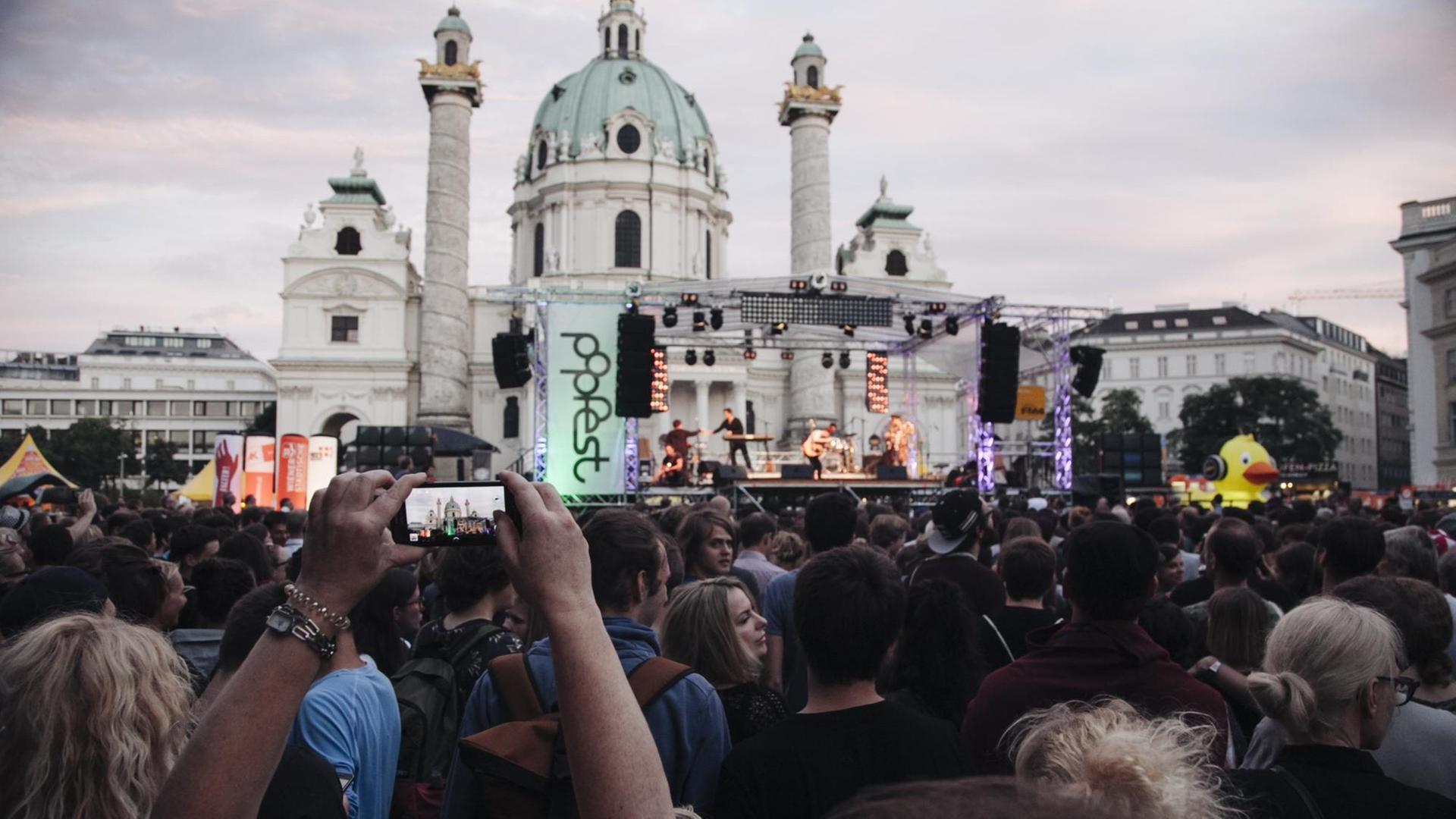 Besucher drängen sich vor der Bühne des popfests an der Wiener Karlskirche Besucher drängen sich vor der Bühne des popfests an der Wiener Karlskirche