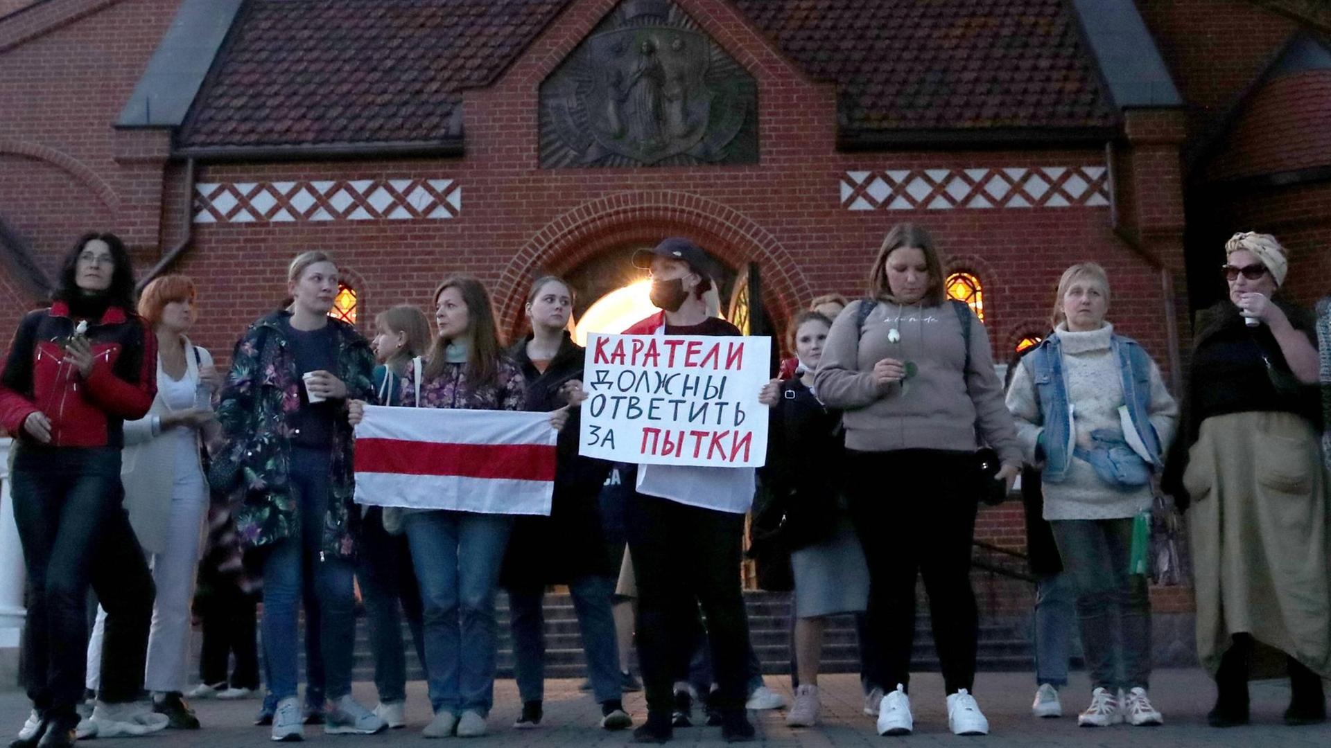 Kundgebung gegen das Regime Lukaschenkos vor der katholischen Kirche des hl. Simon und der hl. Helena in Minsk am 11. September 2020. Kundgebung gegen das Regime Lukaschenkos vor der katholischen Kirche des hl. Simon und der hl. Helena in Minsk am 11. September 2020.