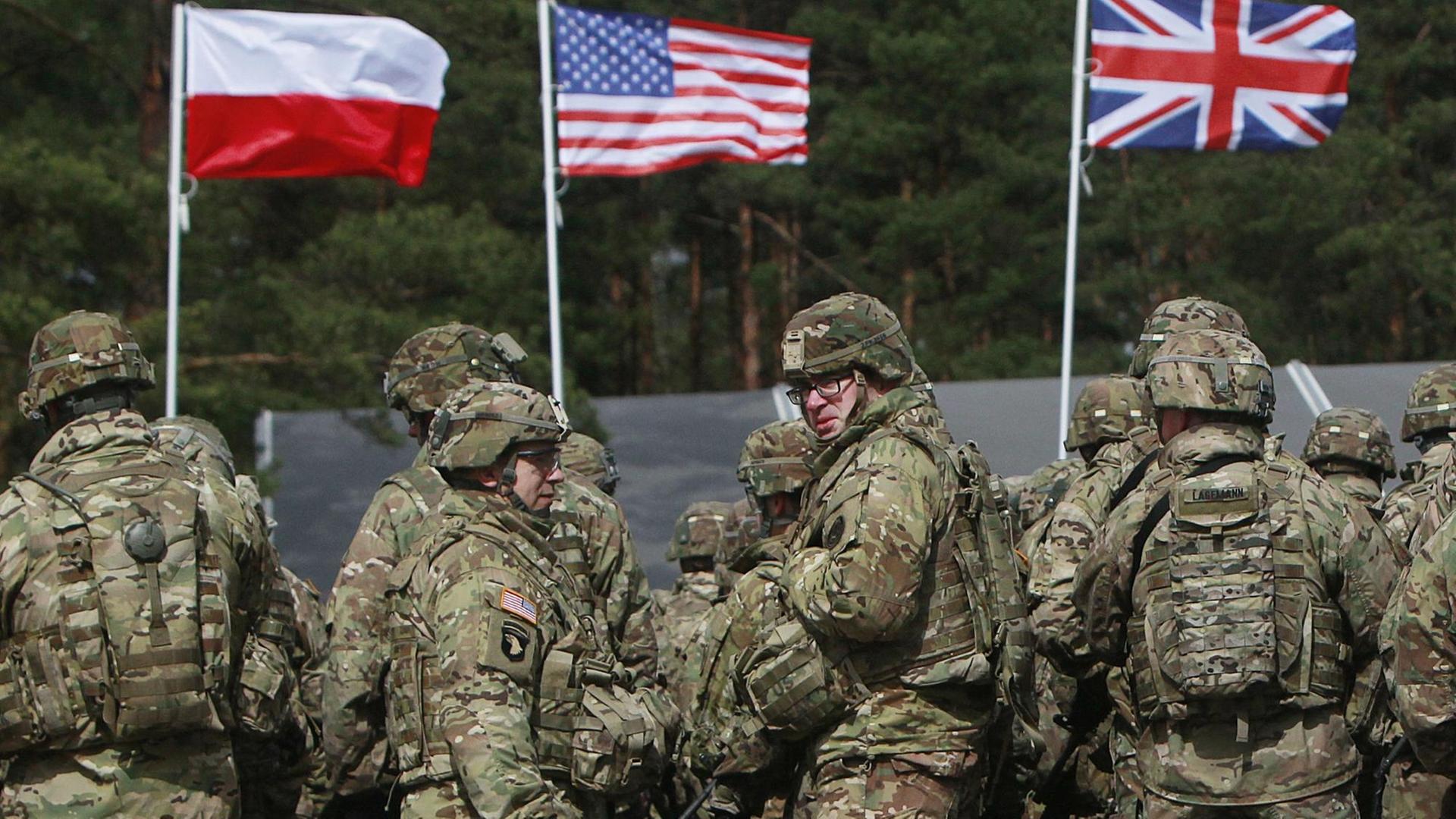 Zunächst 1000 Mann umfasst die multinationale Nato-Truppe zum Schutz der Ostgrenze in Polen. Zunächst 1000 Mann umfasst die multinationale Nato-Truppe zum Schutz der Ostgrenze in Polen.