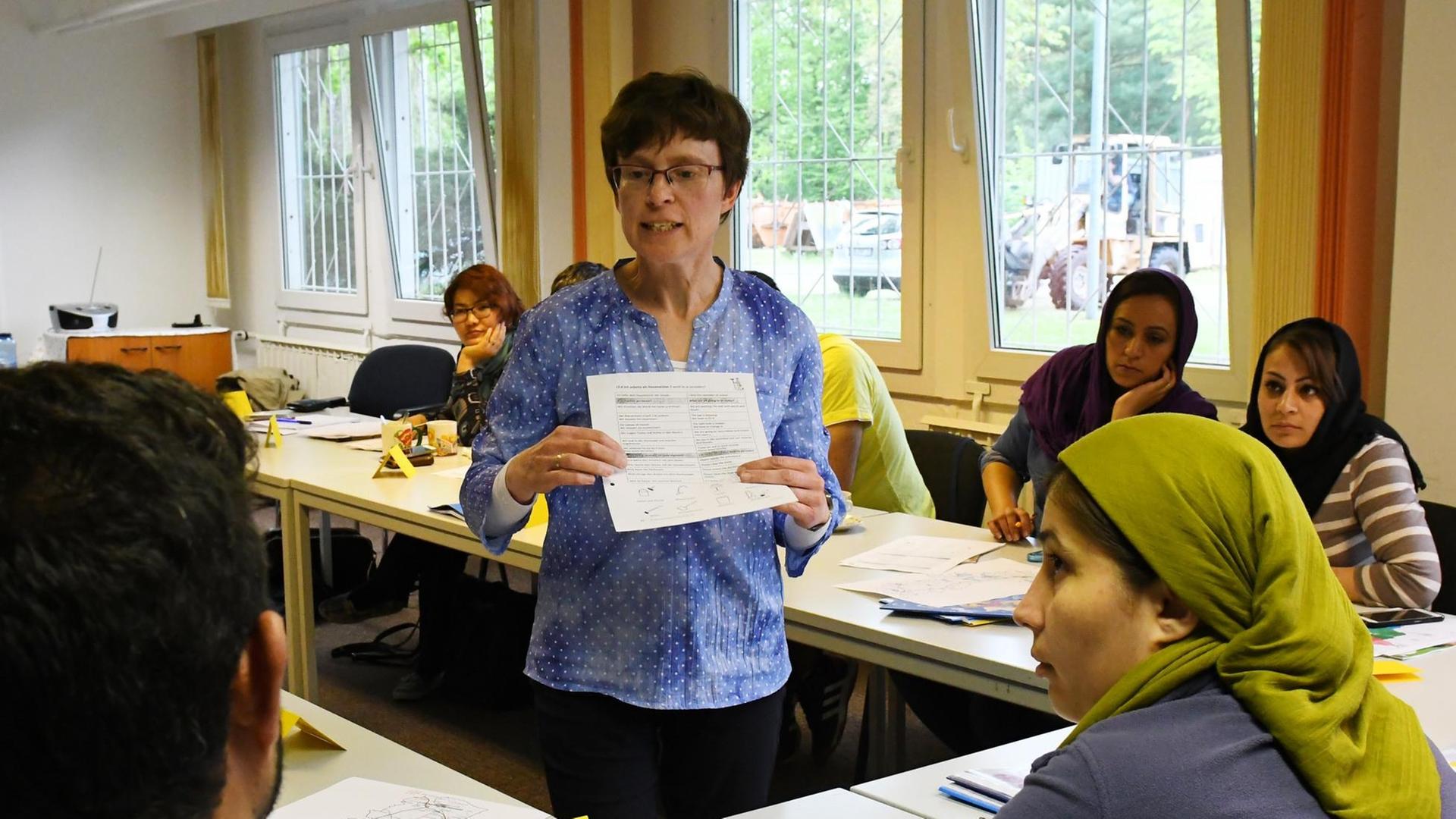 Christiane Barberowski unterrichtet am 15.05.2017 in Lauchhammer (Brandenburg) im Landeskundekurs für Asylbewerber und Flüchtlinge. Im Rahmen der Kurse wurde den bisher 305 Teilnehmern Wissen über Deutschland als Aufnahmeland und über die Lausitz als derzeitige Aufenthaltsregion vermittelt. Foto: Bernd Settnik/dpa-Zentralbild/ZB | Verwendung weltweit Christiane Barberowski unterrichtet am 15.05.2017 in Lauchhammer (Brandenburg) im Landeskundekurs für Asylbewerber und Flüchtlinge. Im Rahmen der Kurse wurde den bisher 305 Teilnehmern Wissen über Deutschland als Aufnahmeland und über die Lausitz als derzeitige Aufenthaltsregion vermittelt. Foto: Bernd Settnik/dpa-Zentralbild/ZB | Verwendung weltweit