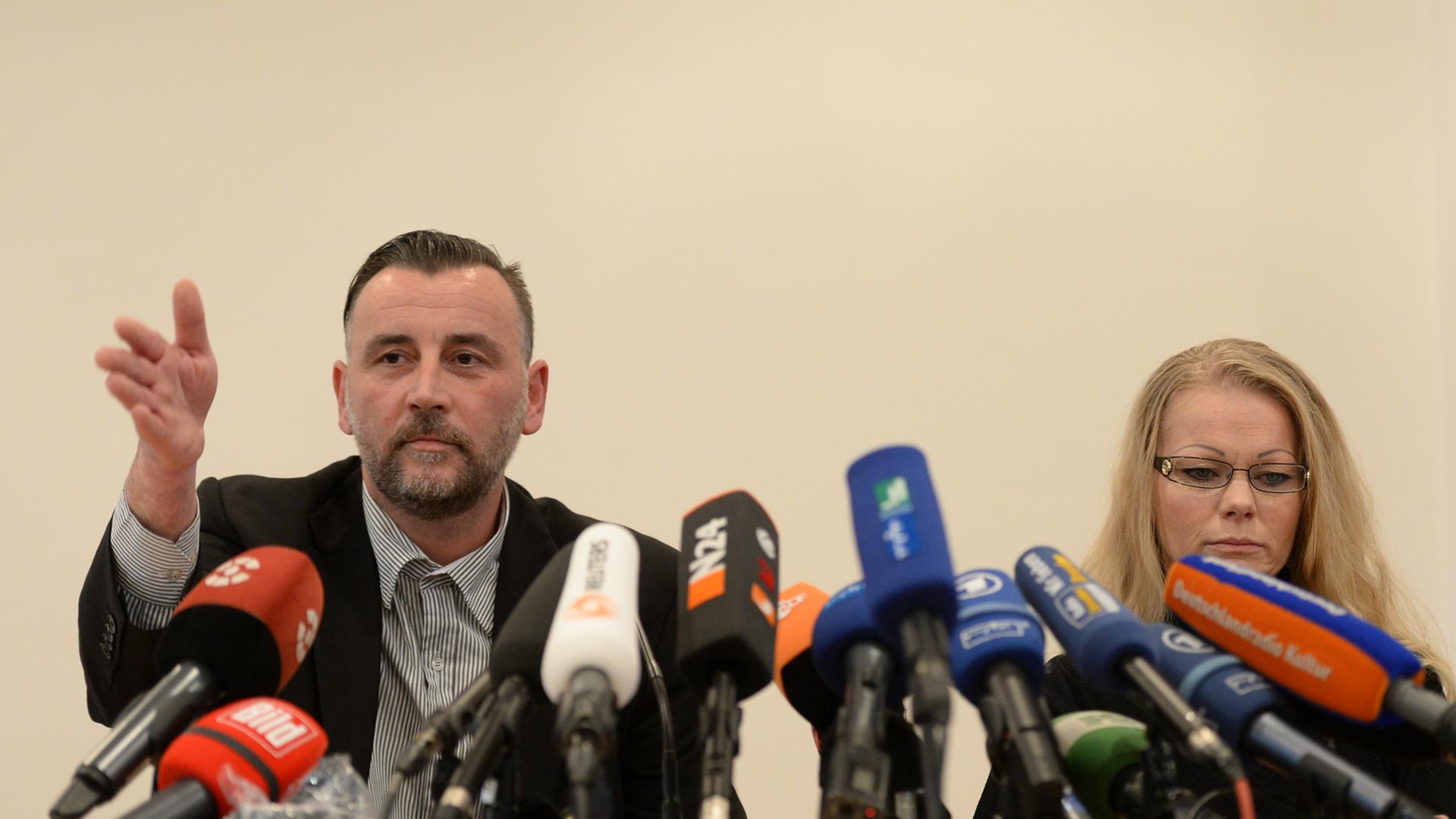 Die Mitbegründer der Dresdner Pegida-Bewegung, Lutz Bachmann und Kathrin Oertel, sitzen am 19.01.2015 bei einer Pressekonferenz in Dresden (Sachsen) nebeneinander. Bei der PK soll über die Absage der am selben Tag geplanten Demonstration informiert werden. Die Polizei hat aufgrund von Terrorwarnungen ein Verbot aller Versammlungen unter freiem Himmel in der sächsischen Landeshauptstadt an diesem Montag veranlasst. Die Mitbegründer der Dresdner Pegida-Bewegung, Lutz Bachmann und Kathrin Oertel, sitzen am 19.01.2015 bei einer Pressekonferenz in Dresden (Sachsen) nebeneinander. Bei der PK soll über die Absage der am selben Tag geplanten Demonstration informiert werden. Die Polizei hat aufgrund von Terrorwarnungen ein Verbot aller Versammlungen unter freiem Himmel in der sächsischen Landeshauptstadt an diesem Montag veranlasst.