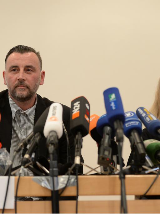 Die Mitbegründer der Dresdner Pegida-Bewegung, Lutz Bachmann und Kathrin Oertel, sitzen am 19.01.2015 bei einer Pressekonferenz in Dresden (Sachsen) nebeneinander. Bei der PK soll über die Absage der am selben Tag geplanten Demonstration informiert werden. Die Polizei hat aufgrund von Terrorwarnungen ein Verbot aller Versammlungen unter freiem Himmel in der sächsischen Landeshauptstadt an diesem Montag veranlasst.
