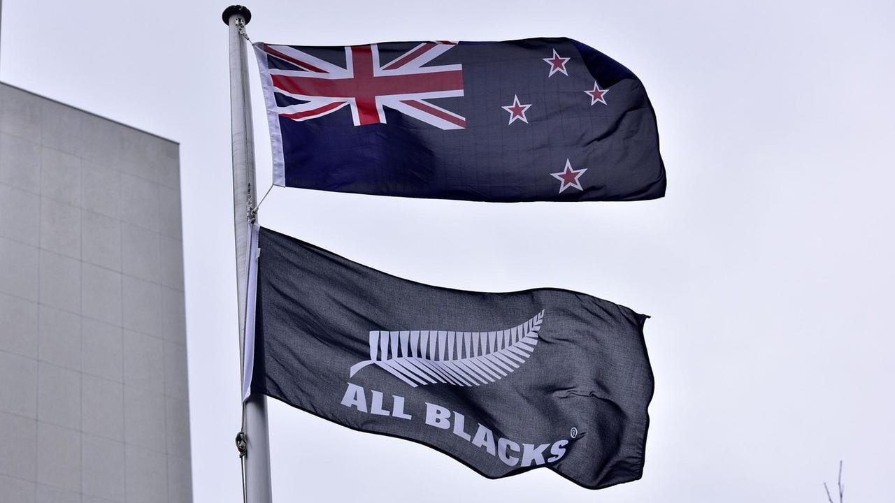Die Flaggen von Neuseeland und die Flagge des All Blacks Rugby Teams wehen im Wind. Die Flaggen von Neuseeland und die Flagge des All Blacks Rugby Teams wehen im Wind.