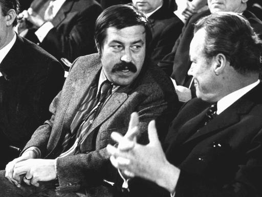 Heinrich Böll, Günter Grass und Bundeskanzler Willy Brandt bei der öffentlichen Podiumsdiskussion aus Anlass des 1. Kongresses des Verbandes Deutscher Schriftsteller am 21.11.1970 in der Stuttgarter Liederhalle.