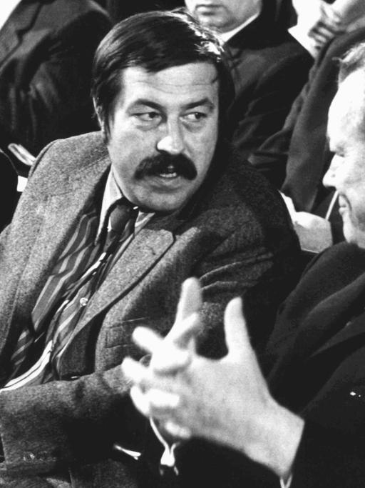 Heinrich Böll, Günter Grass und Bundeskanzler Willy Brandt bei der öffentlichen Podiumsdiskussion aus Anlass des 1. Kongresses des Verbandes Deutscher Schriftsteller am 21.11.1970 in der Stuttgarter Liederhalle.
