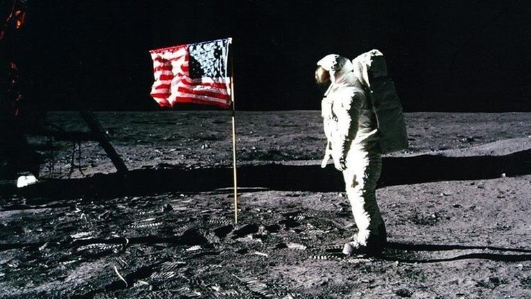 Ein NASA-Handout-Foto vom 20. Juli 1969 zeigt den Apollo-11-Astronauten Edwin 'Buzz' Aldrin, der auf der Mondoberfläche neben US-Flagge steht. Ein NASA-Handout-Foto vom 20. Juli 1969 zeigt den Apollo-11-Astronauten Edwin 'Buzz' Aldrin, der auf der Mondoberfläche neben US-Flagge steht.