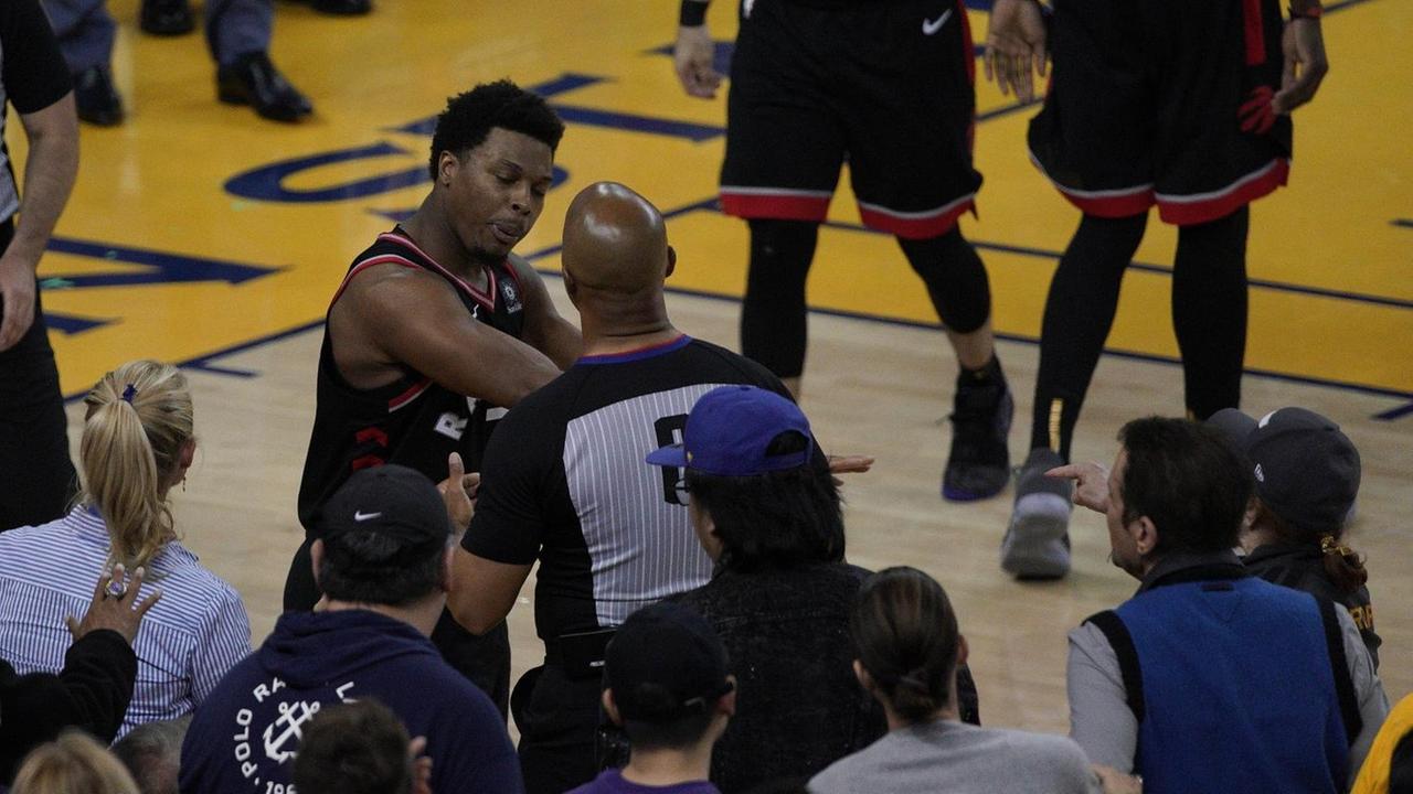 Kyle Lowry von den Toronto Raptors, geriet während der Partie mit dem Mitbesitzer der Golden State Warriors in der ersten Reihe aneinander. Kyle Lowry von den Toronto Raptors, geriet während der Partie mit dem Mitbesitzer der Golden State Warriors in der ersten Reihe aneinander.