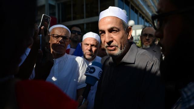 "Nicht nur vor laufenden Kameras" - es gibt viel Kritik an muslimischen Geistlichen in Frankreich