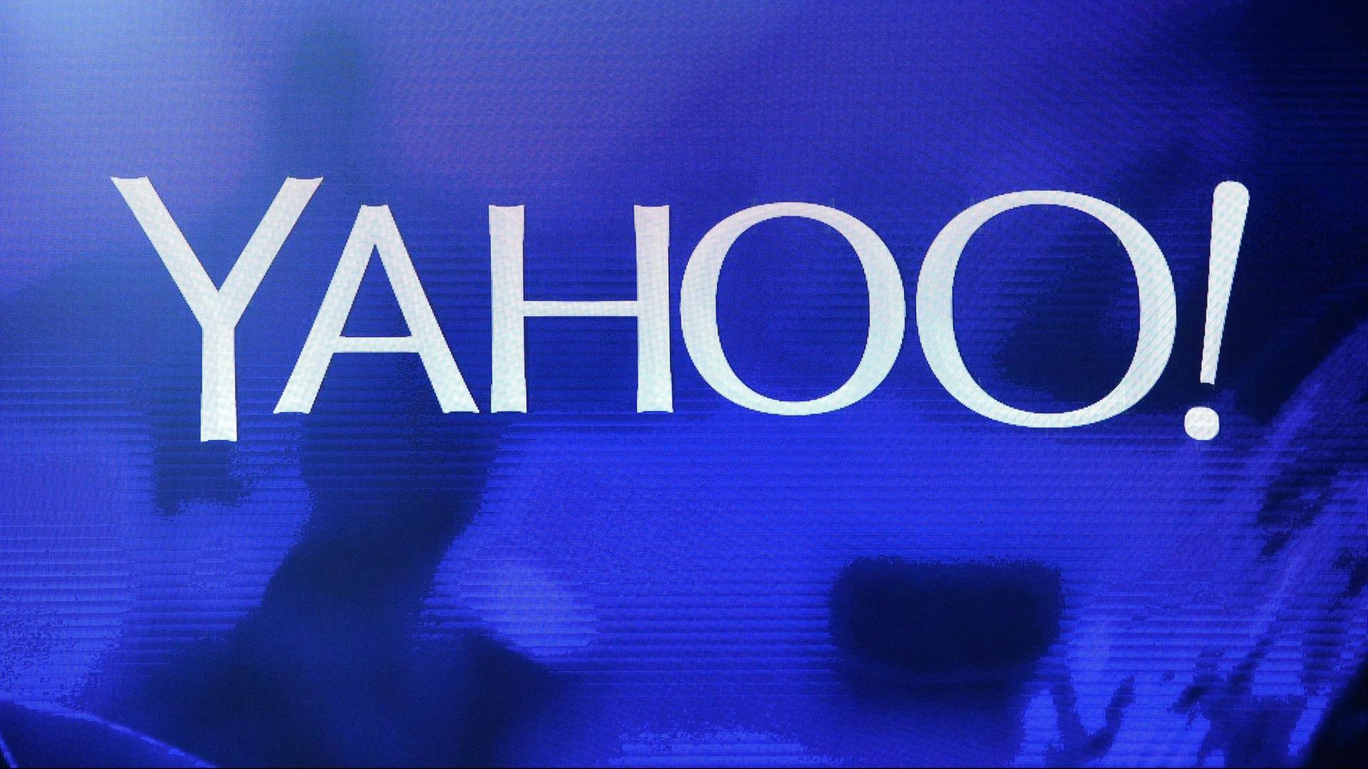 Der Schriftzug Yahoo auf lilafarbenem Hintergrund. Der Schriftzug Yahoo auf lilafarbenem Hintergrund.