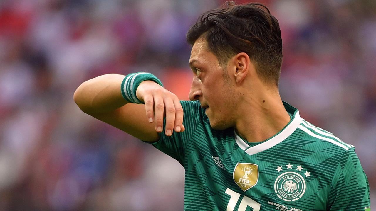Ein enttäuschter Mesut Özil beim Vorrundenspiel Deutschland gegen Südkorea Ein enttäuschter Mesut Özil beim Vorrundenspiel Deutschland gegen Südkorea