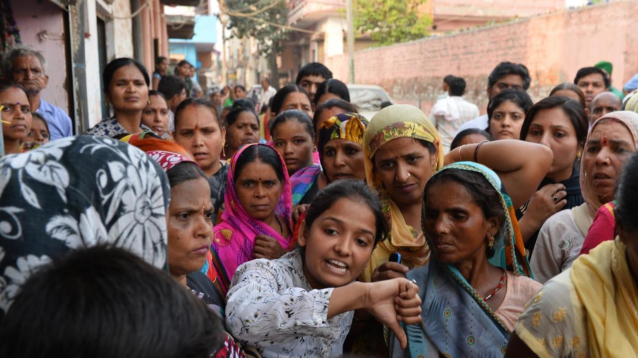 Frauen demonstrieren vor dem Haus eines vergewaltigten Mädchens in Neu-Delhi. Frauen demonstrieren vor dem Haus eines vergewaltigten Mädchens in Neu-Delhi.