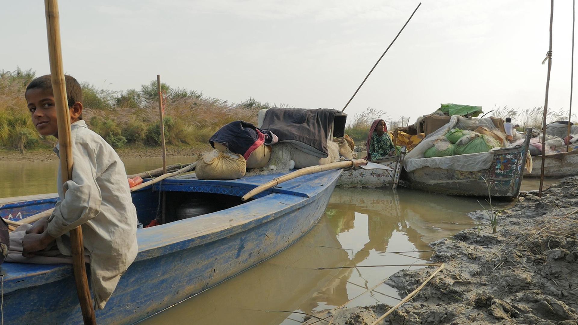 Fischerboote während der Baumwollernte im Punjab Fischerboote während der Baumwollernte im Punjab