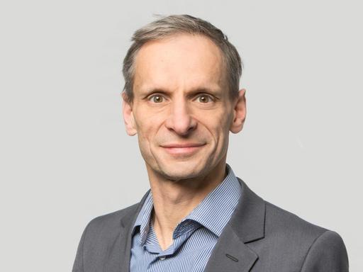 Mathias Binswanger ist Professor für Volkswirtschaftslehre an der Fachhochschule Nordwestschweiz in Olten. Er ist Autor des Buches "Der Wachstumszwang - Warum die Volkswirtschaft immer weiterwachsen muss, selbst wenn wir genug haben".