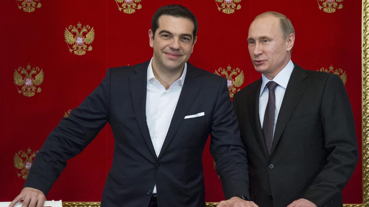 Alexis Tsipras besucht Wladimir Putin in Moskau und lässt den russischen Präsidenten als Nebendarsteller erscheinen. Alexis Tsipras besucht Wladimir Putin in Moskau und lässt den russischen Präsidenten als Nebendarsteller erscheinen.