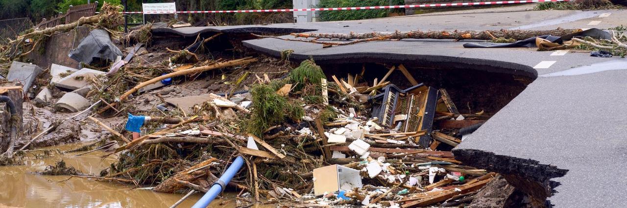 Ein Klavier liegt im Schutt unter einer unterspülten Straße im Kreis Ahrweiler am Tag nach dem Unwetter mit Hochwasser. Mindestens sechs Häuser wurden durch die Fluten zerstört. Ein Klavier liegt im Schutt unter einer unterspülten Straße im Kreis Ahrweiler am Tag nach dem Unwetter mit Hochwasser. Mindestens sechs Häuser wurden durch die Fluten zerstört.