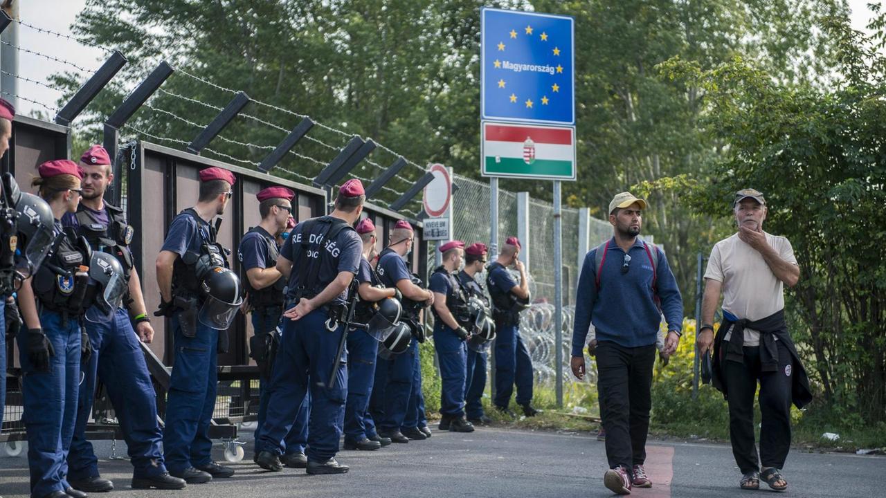 Ungarische Polizisten sichern die Grenze zu Serbien ab.