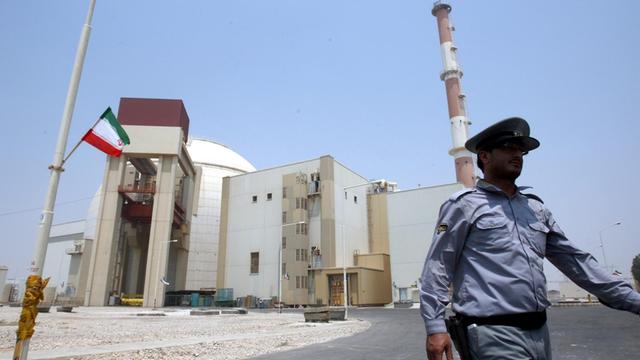 Ein Wachposten vor einer Atomanlage im in Bushehr im Südiran