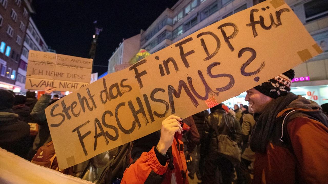 Das Foto zeigt Demonstranten vor der FDP-Geschäftsstelle in München: Die Ministerpräsidentenwahl in Thüringen sorgte bundesweit für Proteste.