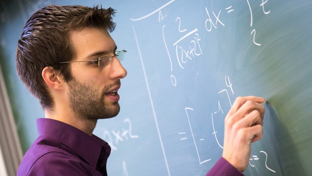 Stefan Gelhorn erklärt am Freitag (20.12.2013) im Rahmen seines Mathe-Tutoriums an der TU Braunschweig in Braunschweig Erstsemestern Mathematik. Foto: Florian Kleinschmidt / BestPixels.de Stefan Gelhorn erklärt am Freitag (20.12.2013) im Rahmen seines Mathe-Tutoriums an der TU Braunschweig in Braunschweig Erstsemestern Mathematik. Foto: Florian Kleinschmidt / BestPixels.de