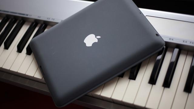 Auf einem Keyboard liegt ein Tablet Computer (iPad) in seiner grauen Hülle. Aufgenommen in Köln am 29.11.2012.