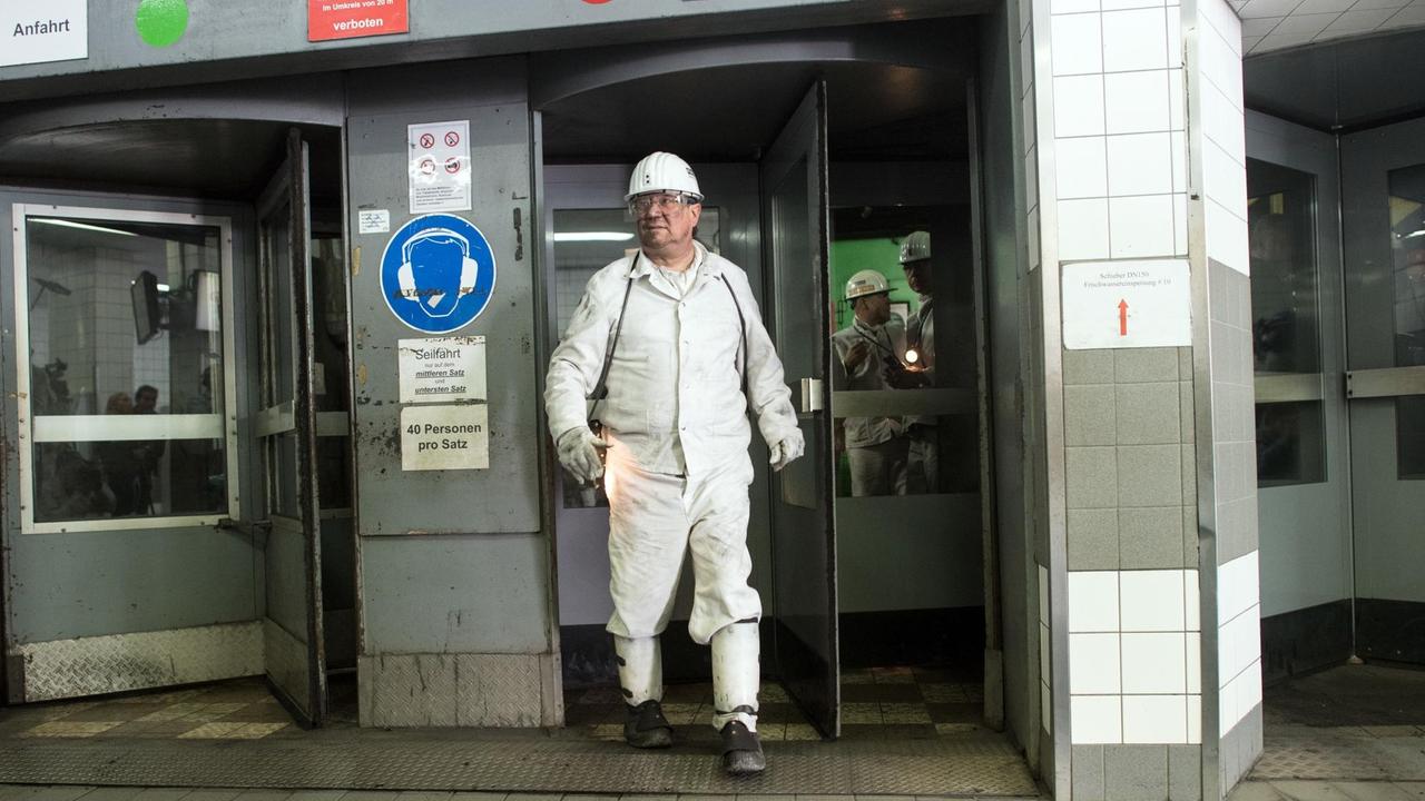 Armin Laschet (CDU), Ministerpräsident von Nordrhein-Westfalen nach seiner Grubenfahrt auf der Zeche Prosper-Haniel in Bottrop Armin Laschet (CDU), Ministerpräsident von Nordrhein-Westfalen nach seiner Grubenfahrt auf der Zeche Prosper-Haniel in Bottrop