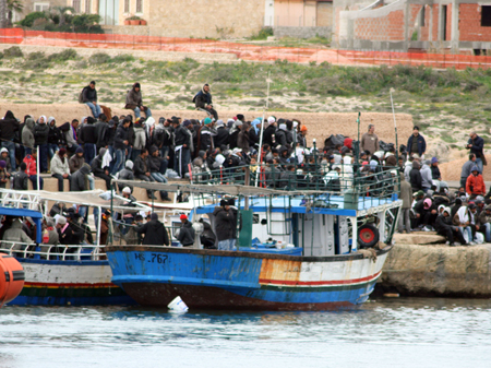Afrikanische Flüchtlinge auf einem überfüllten Boot
