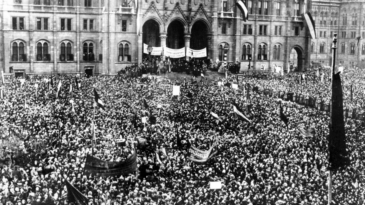 Eine riesige Menschenmenge vor dem Parlament in der ungarischen Hauptstadt Budapest feiert die Proklamation der Republik Ungarn am 16. November 1918. | Eine riesige Menschenmenge vor dem Parlament in der ungarischen Hauptstadt Budapest feiert die Proklamation der Republik Ungarn am 16. November 1918. |