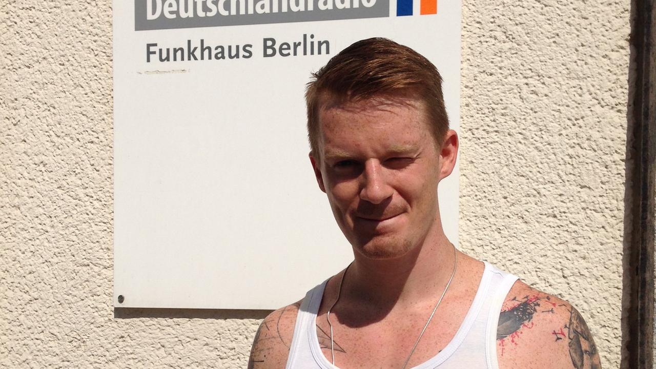 Der Deutsch-Rapper Kobito vor dem Funkhaus des Deutschlandradios in Berlin Der Deutsch-Rapper Kobito vor dem Funkhaus des Deutschlandradios in Berlin