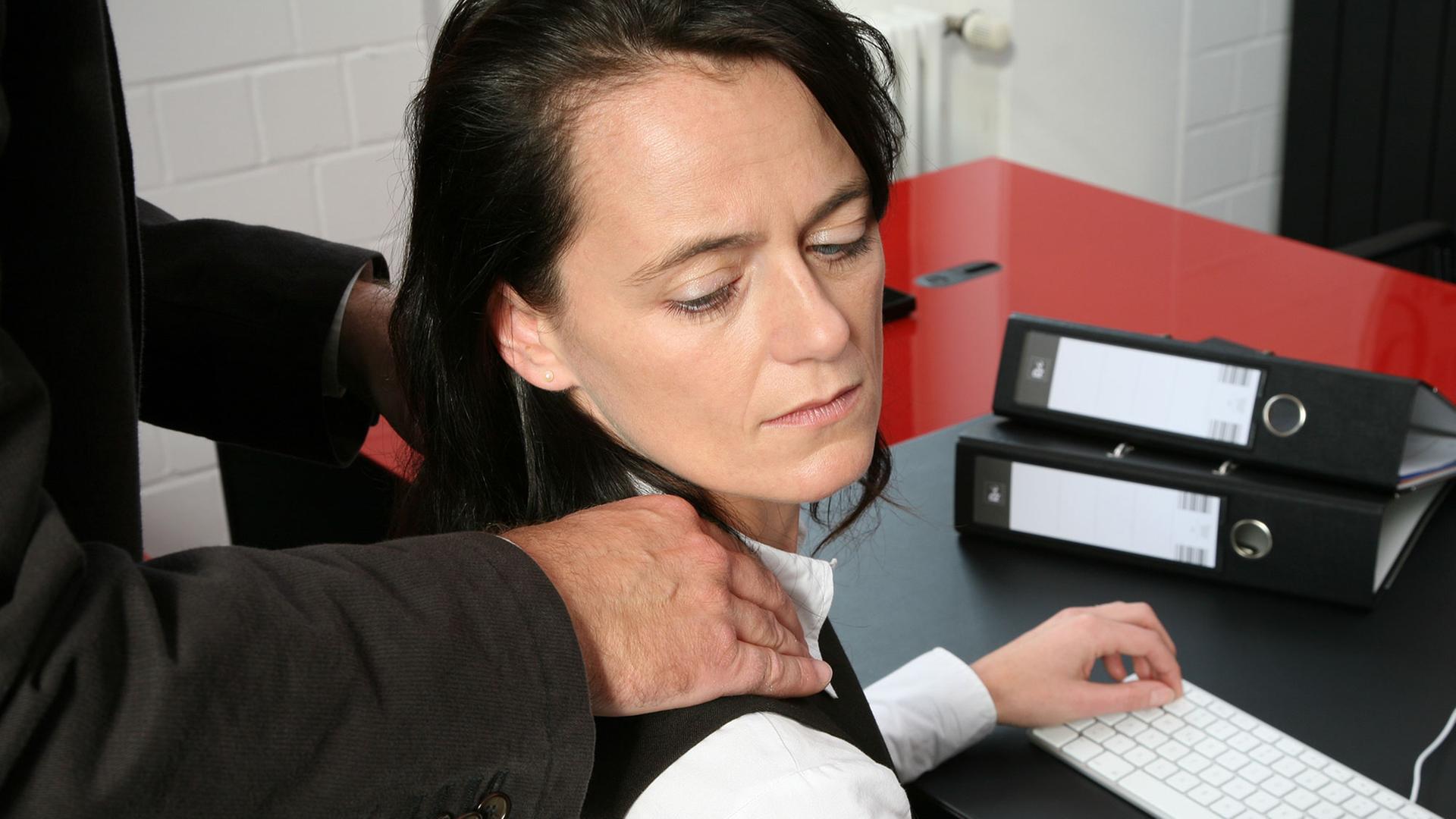 Sexuelle Belästigung am Arbeitsplatz. Gestellte Aufnahme vom 01.11.2008 in Kronberg. Sexuelle Belästigung am Arbeitsplatz. Gestellte Aufnahme vom 01.11.2008 in Kronberg.