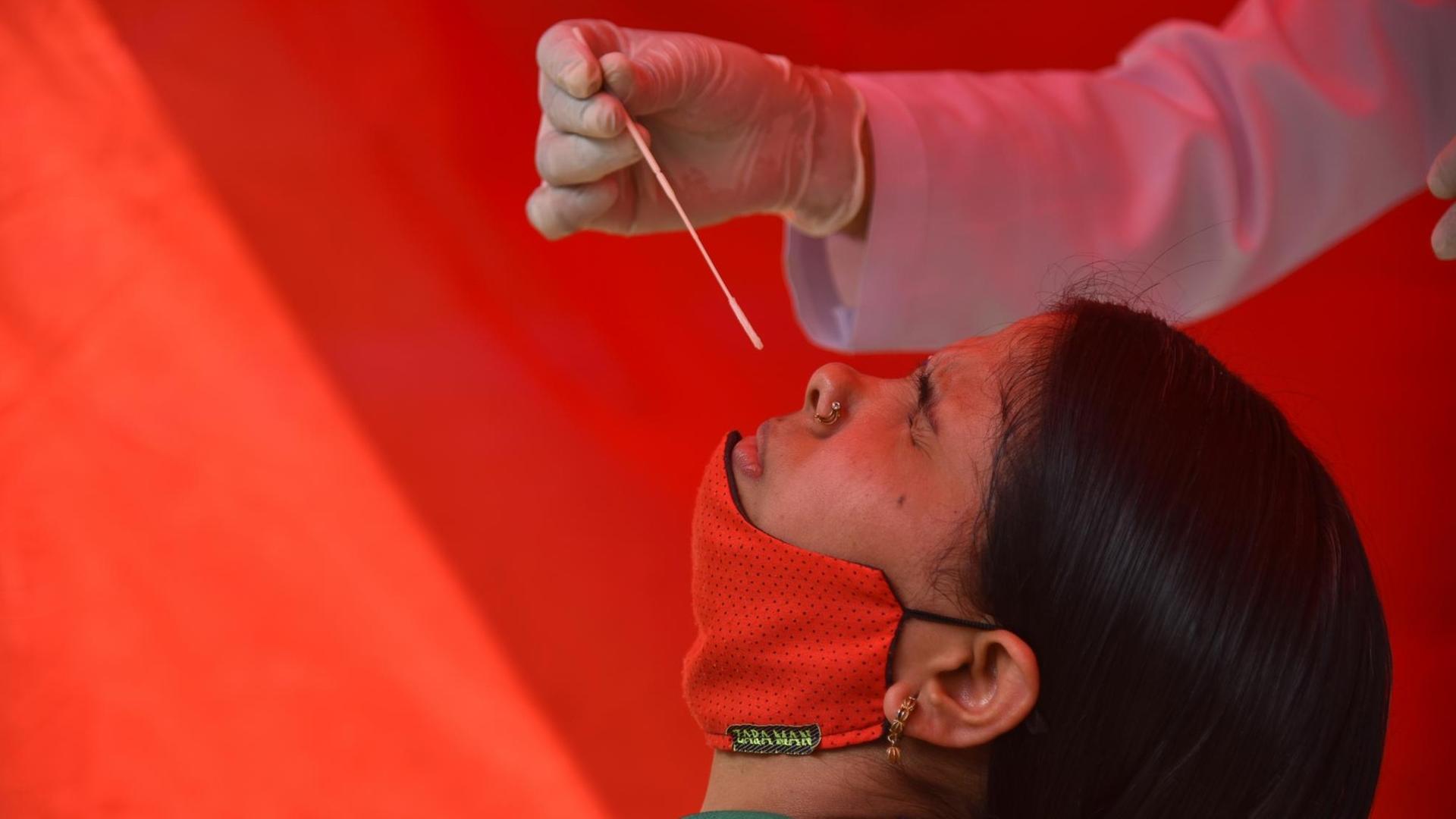 6530317 28.04.2021 A woman is being tested for COVID-19 at a testing center, in Deli, India. Idrees Mohammed / Sputnik 6530317 28.04.2021 A woman is being tested for COVID-19 at a testing center, in Deli, India. Idrees Mohammed / Sputnik